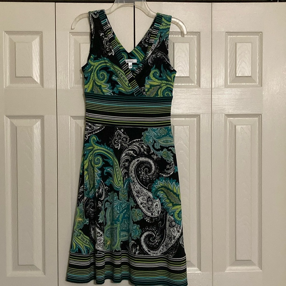 Dress Barn FLARED, SLEEVELESS, PAISLEY DRESS - Picture 1 of 11